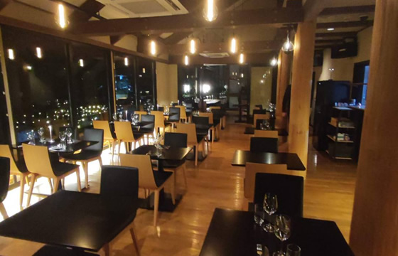 厨房2446の店内